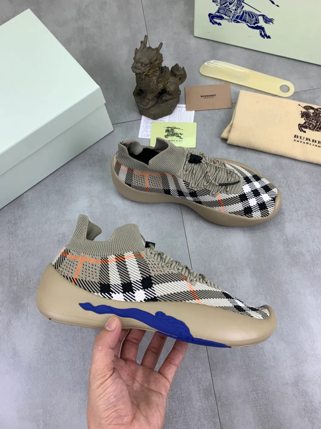 Men's Men's Shoes 💰P620 💰【New Style】Top Version 🆘【Burberry】New Burberry Fly Knit Shoes are now available with perfect workmanship! 🔥Perfect shape and top quality🙈Non-slip and wear-resistant high-end rubber outsole👣Versatile and comfortable shoes, standard size: 39-45 (customized 38-46) 2️⃣colors available Top-quality packaging